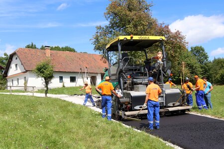 ASFALTIRANJE CESTE SKOZI JERŠIČE 05 FOTO LJUBO VUKELIČ
